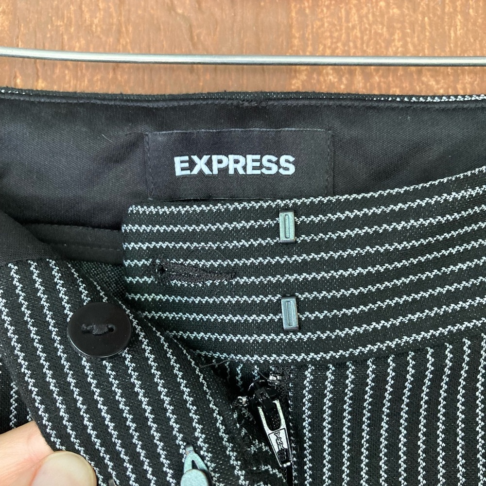 Good quality, excellent condition. Skinny, mid rise, stretch pants.